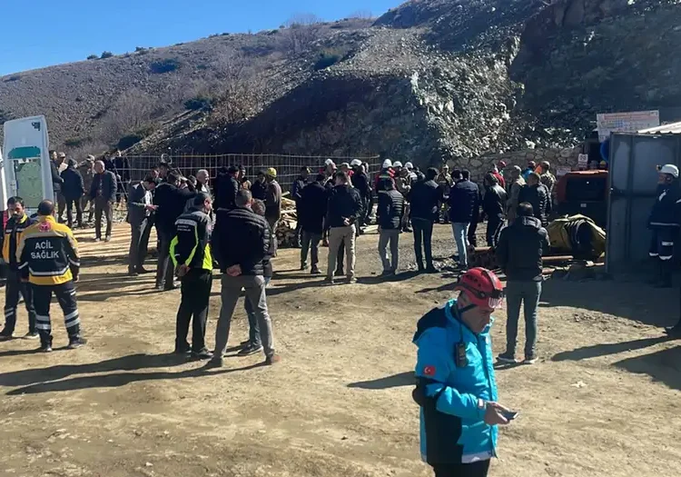 Elazığ'da madendeki göçükte kalan işçiler kurtarıldı 1 Elazığ’da madendeki göçükte kalan işçiler kurtarıldı