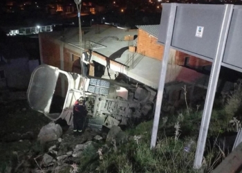 Balıkesir'de freni boşalan kamyon eve girdi: İki kişi öldü 4 Balıkesir’de freni boşalan kamyon eve girdi: İki kişi öldü