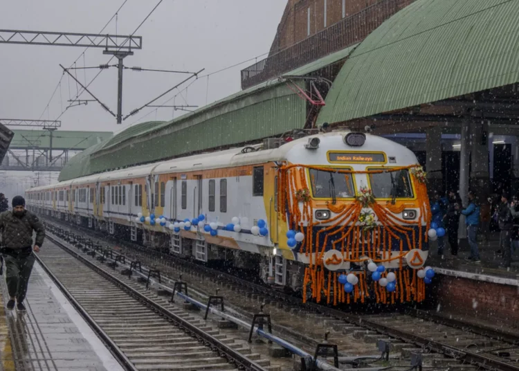 Hindistan’da makinist binmeden hareket eden tren 70 kilometre sürücüsüz yol aldı 1 Hindistan’da makinist binmeden hareket eden tren 70 kilometre sürücüsüz yol aldı