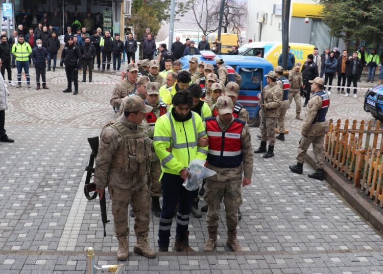 İliç'teki maden faciasıyla ilgili gözaltına alınanlar adliyeye sevk edildi 1 İliç’teki maden faciasıyla ilgili gözaltına alınanlar adliyeye sevk edildi