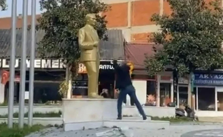 Sakarya'da Atatürk heykeline balyozla saldıran şahıs tutuklandı 1 Sakarya’da Atatürk heykeline balyozla saldıran şahıs tutuklandı
