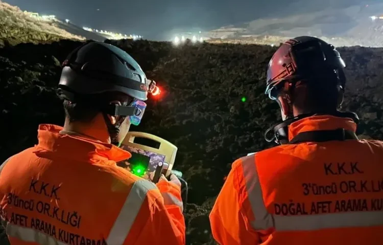 Erzincan'daki arama kurtarma çalışmalarına ordu da katıldı 1 Erzincan’daki arama kurtarma çalışmalarına ordu da katıldı