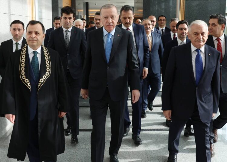 Erdoğan'ın da dinleyici olduğu salonda konuşan AYM Başkanı: AYM kararını beğenme yükümlülüğü yok, kararlara uyulması zorunlu 1 Erdoğan’ın da dinleyici olduğu salonda konuşan AYM Başkanı: AYM kararını beğenme yükümlülüğü yok, kararlara uyulması zorunlu