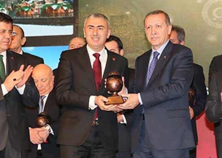 Bayburt Grubu patronuna dolandırıcılıktan hapis cezası 1 Bayburt Grubu patronuna dolandırıcılıktan hapis cezası