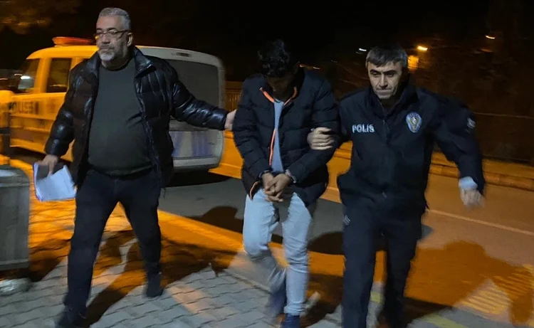 Iraklı profesöre 'adınız terör olayına karıştı' dediler, 6,5 milyon lira dolandırdılar 1 Iraklı profesöre ‘adınız terör olayına karıştı’ dediler, 6,5 milyon lira dolandırdılar