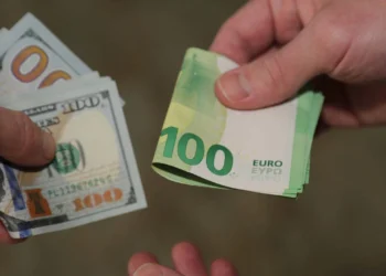 Dövizle ödeme yasağı esnetildi, dolar rekor tazeledi