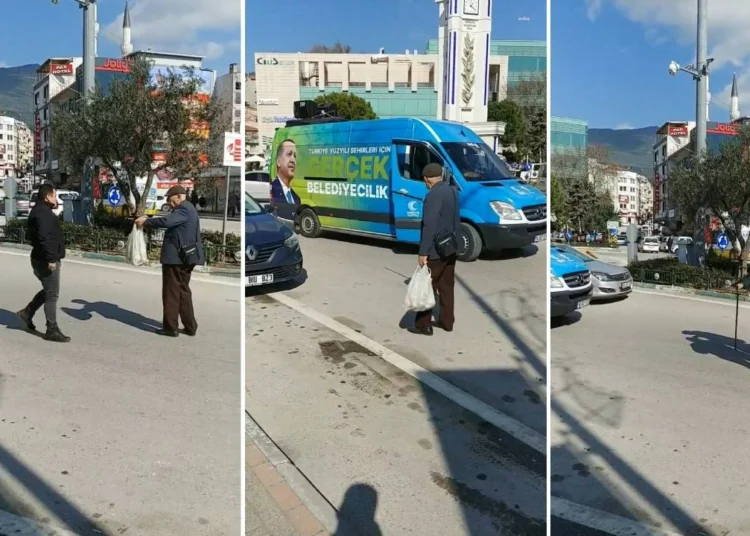 Vatandaş, AKP'nin seçim aracının önünü kesti: "Şuraya bak şuraya, 200 lira burası" diye bağırdı 1 Vatandaş, AKP’nin seçim aracının önünü kesti: “Şuraya bak şuraya, 200 lira burası” diye bağırdı