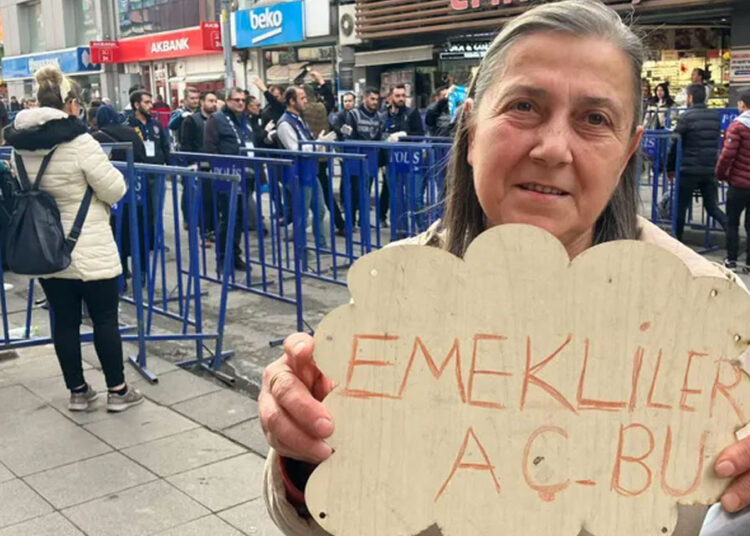 'Emekliler aç' yazısıyla Erdoğan'ın mitingine alınmadı 1 ‘Emekliler aç’ yazısıyla Erdoğan’ın mitingine alınmadı