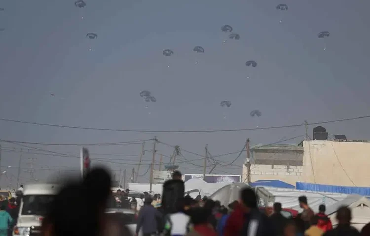 Havadan yardım atılan Gazze’de nüfusun dörtte biri kıtlık çekiyor 1 Havadan yardım atılan Gazze’de nüfusun dörtte biri kıtlık çekiyor