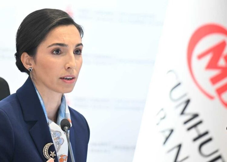 'Pahalılıktan' ev bulamamıştı: Hafize Gaye Erkan, lüks otelde 'kafasını topluyor' 1 Hafize Gaye Erkan 2 yıl daha maaş alacak mı?