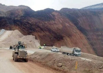 İşçiler 10 milyon metreküp toprağın altında kalmış