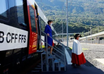 İsviçre’de bir trende 15 kişi rehin alındı