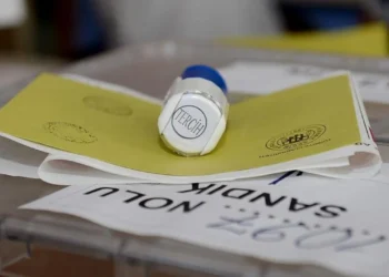 İzmir anketi: AK Parti adayı ilk kez farkı bu kadar kapattı