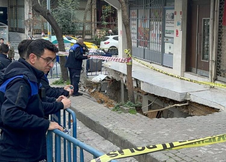 Kaldırım 2 metre çöktü, anne ve çocuğu içine düştü 1 Kaldırım 2 metre çöktü, anne ve çocuğu içine düştü