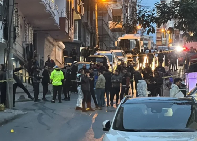 İstanbul Küçükçekmece'de AK Parti'nin seçim çalışmasına silahlı saldırı 1 İstanbul Küçükçekmece’de AK Parti’nin seçim çalışmasına silahlı saldırı