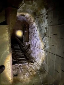 Evin zeminine 40 metre derinliğinde kuyu kazıp asansör sistemi kurmuşlar