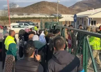 Toprak altında kalanların yakınları aramanın durdurulduğu madene yürüdü