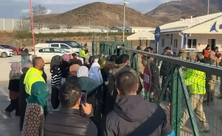 Toprak altında kalanların yakınları aramanın durdurulduğu madene yürüdü