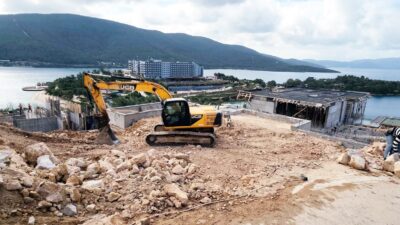 Yanan ormanlık alana oteller yapıldığı yetmedi şimdi de lüks villalar konduruluyor 2 Yanan ormanlık alana oteller yapıldığı yetmedi şimdi de lüks villalar konduruluyor