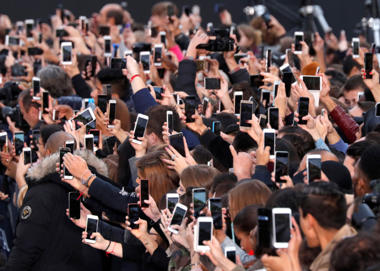 Fransa'da "akıllı telefon istilasına" karşı adım: Kamusal alanlarda cep telefonu kullanımı "yasaklandı" 1 Fransa’da “akıllı telefon istilasına” karşı adım: Kamusal alanlarda cep telefonu kullanımı “yasaklandı”