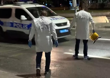 Motosikletli iki kişi, kimlik kontrolü yapan polislere ateş açtı