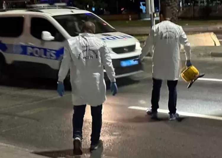Motosikletli iki kişi, kimlik kontrolü yapan polislere ateş açtı 1 Motosikletli iki kişi, kimlik kontrolü yapan polislere ateş açtı