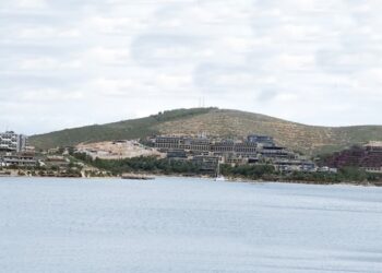 Yanan ormanlık alana oteller yapıldığı yetmedi şimdi de lüks villalar konduruluyor