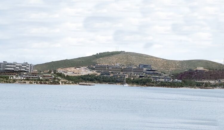 Yanan ormanlık alana oteller yapıldığı yetmedi şimdi de lüks villalar konduruluyor 1 Yanan ormanlık alana oteller yapıldığı yetmedi şimdi de lüks villalar konduruluyor