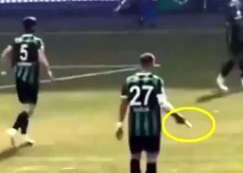 Elinde telefonla maç oynadı: Gerçek oyun durunca ortaya çıktı