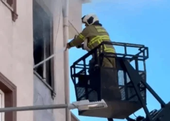 Şarjda bırakılan cep telefonu facia yaşattı! Ev kül oldu