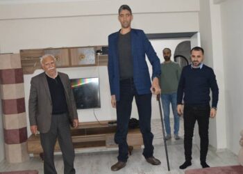 ‘Dünyanın en uzun boylu adamı’ Sultan Kösen, 15’inci yılda da ünvanını korudu