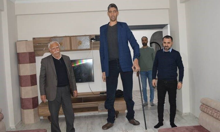 ‘Dünyanın en uzun boylu adamı’ Sultan Kösen, 15’inci yılda da ünvanını korudu 1 ‘Dünyanın en uzun boylu adamı’ Sultan Kösen, 15’inci yılda da ünvanını korudu