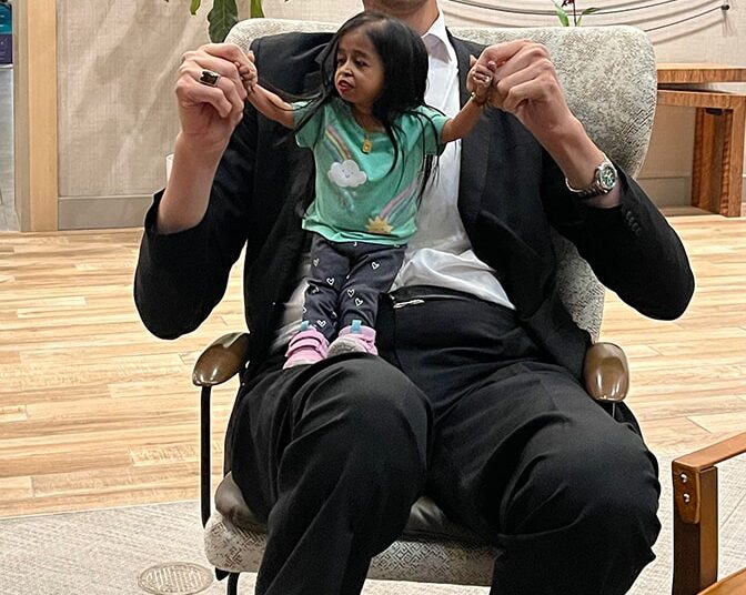 Dünyanın en uzun adamıyla en kısa kadını buluştu