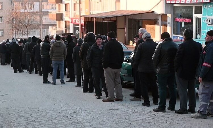 Vatandaş ucuz et için saatlerce kuyruk bekliyor 1 Vatandaş ucuz et için saatlerce kuyruk bekliyor