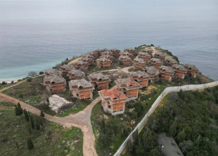 Kaderine terk edilmiş 31 lüks villa: İnternette yayıldı, merak konusu oldu 1 Kaderine terk edilmiş 31 lüks villa: İnternette yayıldı, merak konusu oldu