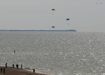 Havadan atılan paketler denize düşünce halk yüzerek yardıma ulaştı