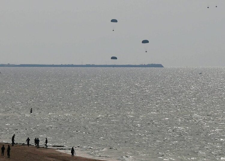Havadan atılan paketler denize düşünce halk yüzerek yardıma ulaştı 1 Havadan atılan paketler denize düşünce halk yüzerek yardıma ulaştı