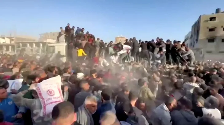 İsrail, Gazze'de yine yardım bekleyen Filistinlilere saldırdı: Çok sayıda ölü ve yaralı 1 İsrail, Gazze’de yine yardım bekleyen Filistinlilere saldırdı: Çok sayıda ölü ve yaralı