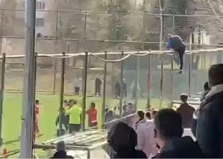 Cezalı antrenör tel örgüleri aşarak sahaya indi