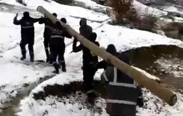 9 metrelik direği 2 kilometre sırtlarında taşıyıp, 9 köyü elektriğe kavuşturdular