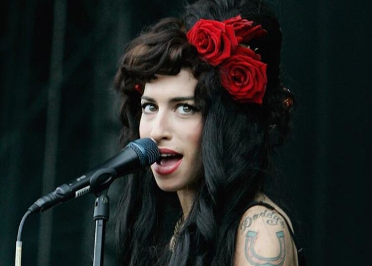 Amy Winehouse'un 17 sterlinlik bale ayakkabıları 7 bin 500 sterline satılıyor 1 Amy Winehouse’un 17 sterlinlik bale ayakkabıları 7 bin 500 sterline satılıyor
