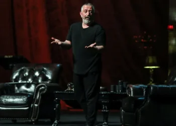 Cem Yılmaz ‘Geleceğin Hekimleri’ için sahneye çıktı