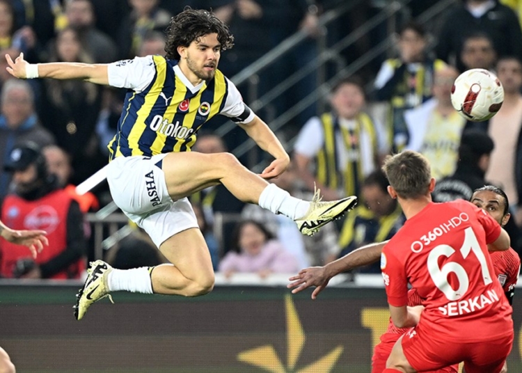 Fenerbahçe, 115 dakika oynanan maçı yine VAR’dan gelen tartışmalı penaltı ile kazandı 1 Fenerbahçe, 115 dakika oynanan maçı yine VAR’dan gelen tartışmalı penaltı ile kazandı