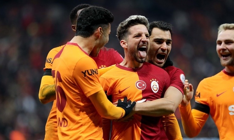 Galatasaraylı Dries Mertens'e sürpriz talip: 'Fırsat çıkarsa tereddüt etmeyiz' 1 Galatasaraylı Dries Mertens’e sürpriz talip: ‘Fırsat çıkarsa tereddüt etmeyiz’