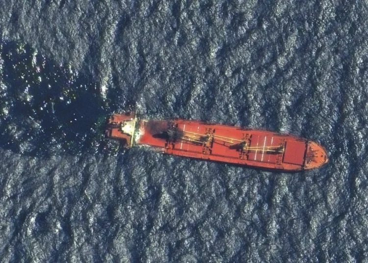 Husilerin vurduğu İngiliz gemisi Kızıldeniz'de battı 1 Husilerin vurduğu İngiliz gemisi Kızıldeniz’de battı