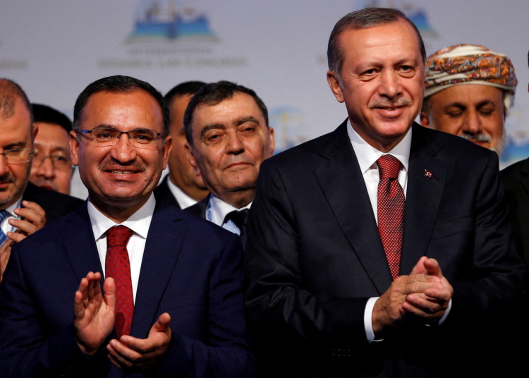 Erdoğan’ın 'son seçimim' sözlerine AKP'li Bozdağ'ın yorumu: TBMM Cumhurbaşkanımıza yeniden adaylık yolunu açabilir 1 Erdoğan’ın ‘son seçimim’ sözlerine AKP’li Bozdağ’ın yorumu: TBMM Cumhurbaşkanımıza yeniden adaylık yolunu açabilir