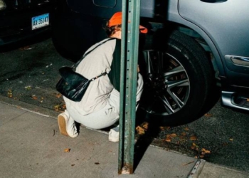 Londra’da iklim aktivistleri SUV tipi araçların lastiklerini indiriyor