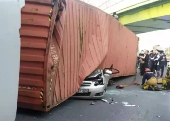 Sabıkalı geçitte bir aile yok oldu: Tek sorumlu TIR şoförü değil