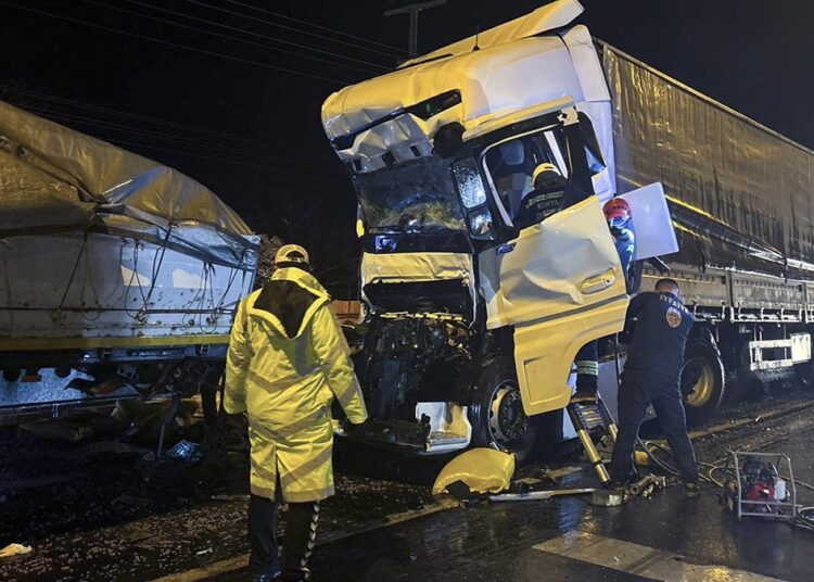 Akşehir’de 4 TIR zincirleme kaza yaptı, bir şoför öldü 1 Akşehir’de 4 TIR zincirleme kaza yaptı, bir şoför öldü