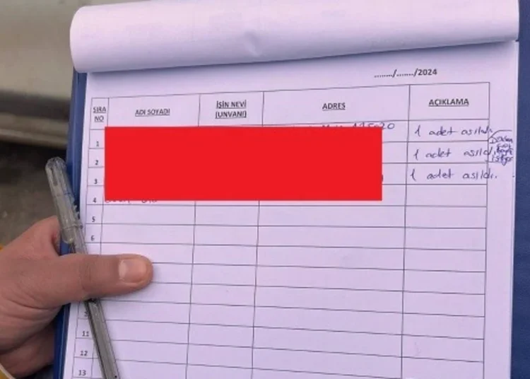 Dükkanına AK Parti afişi astırmayan esnaf fişlendi 1 Dükkanına AK Parti afişi astırmayan esnaf fişlendi